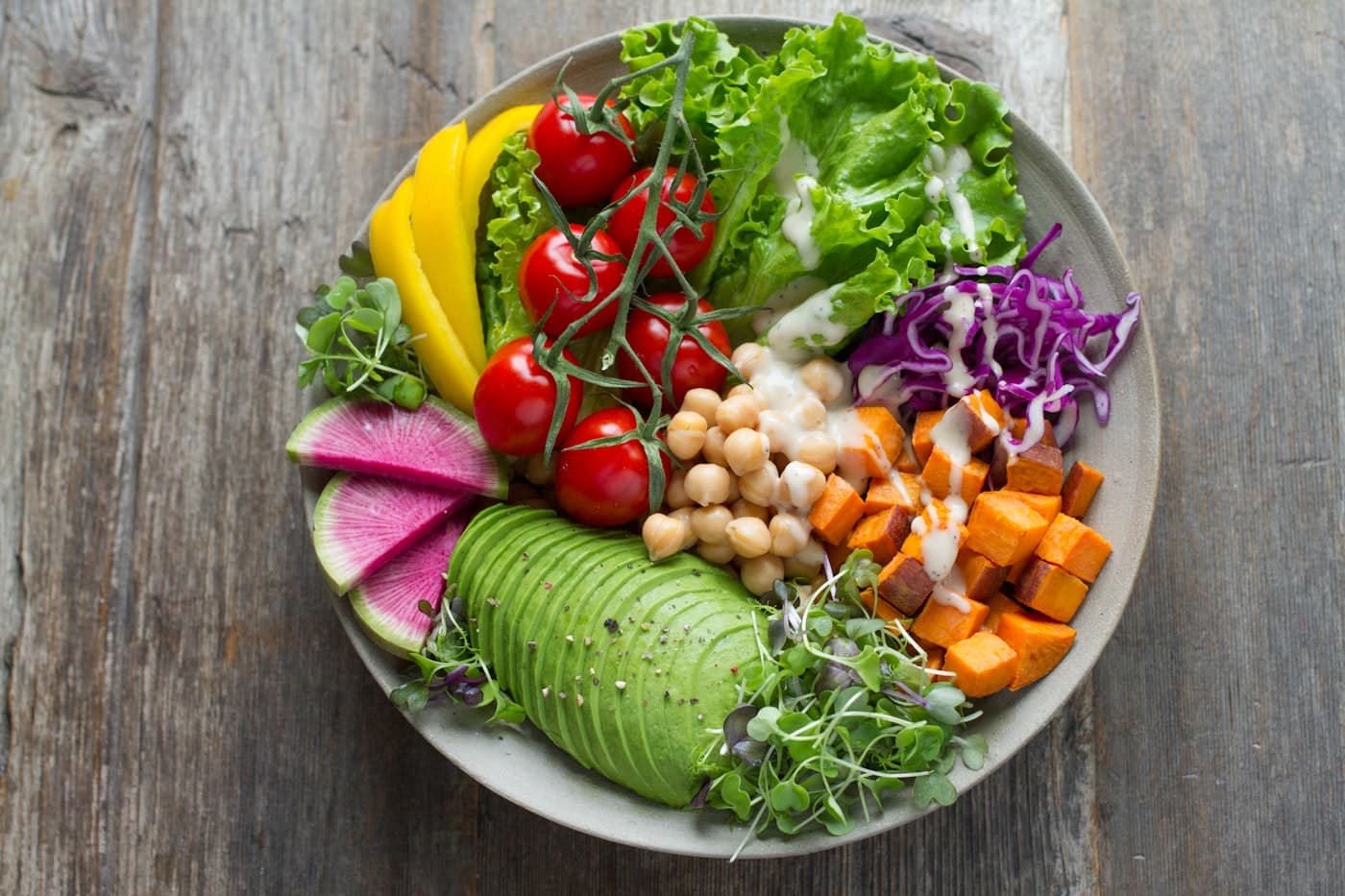 Bol colorido con palta, garbanzos y vegetales