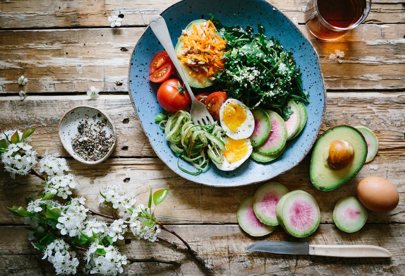 Plato saludable con vegetales frescos sobre madera